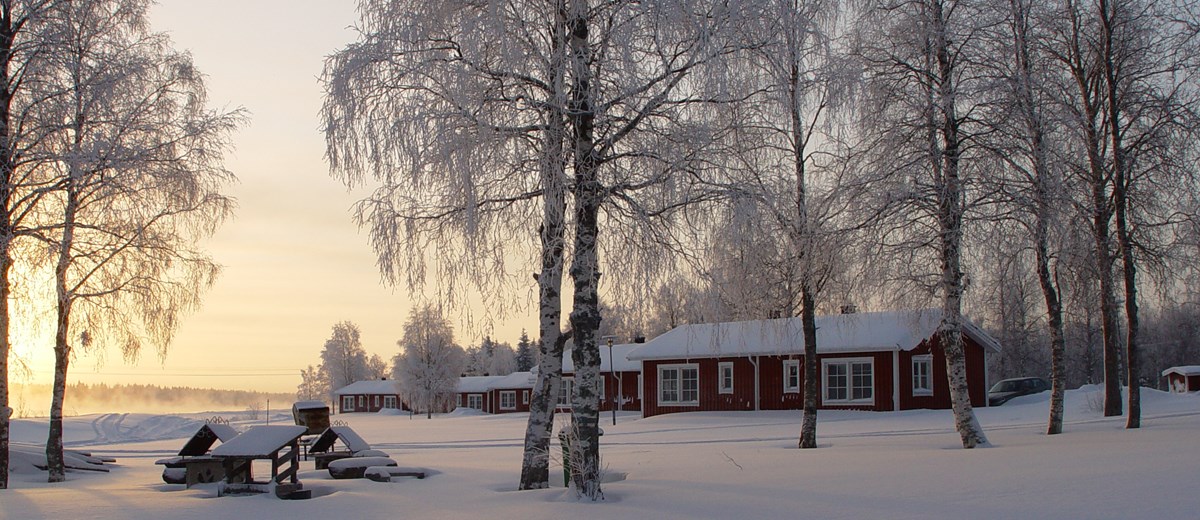 Stugor i vinterlandskap/Foto: Kukkolaforsen