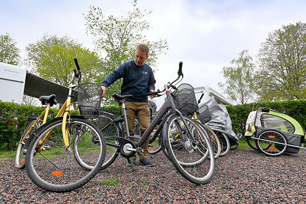 Johan med cyklarna som finns att hyra. 