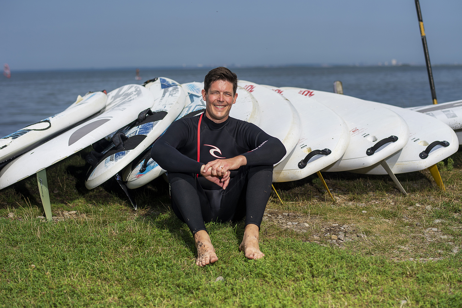 BIlly sittandes framför brädor på Haga Park Camping och Stugor