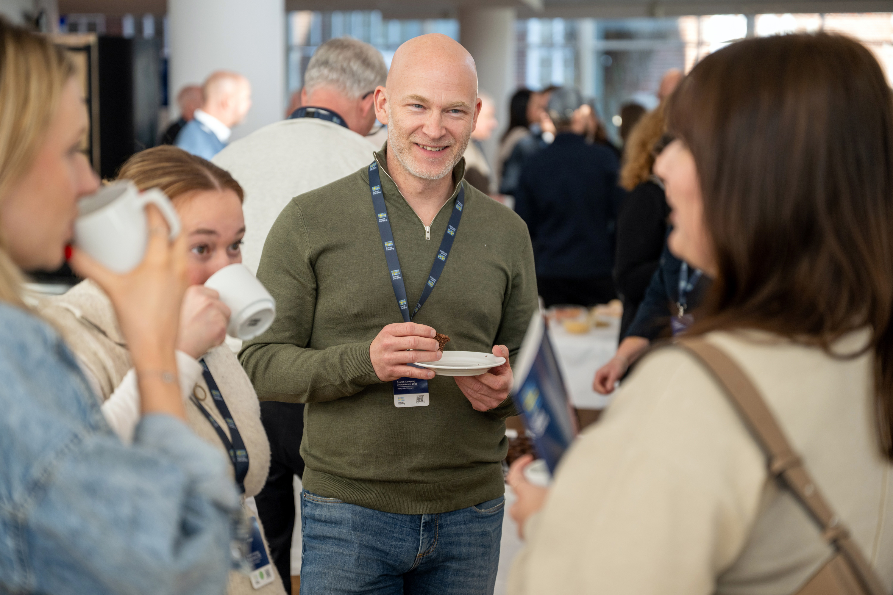 Glada människor på konferens.
