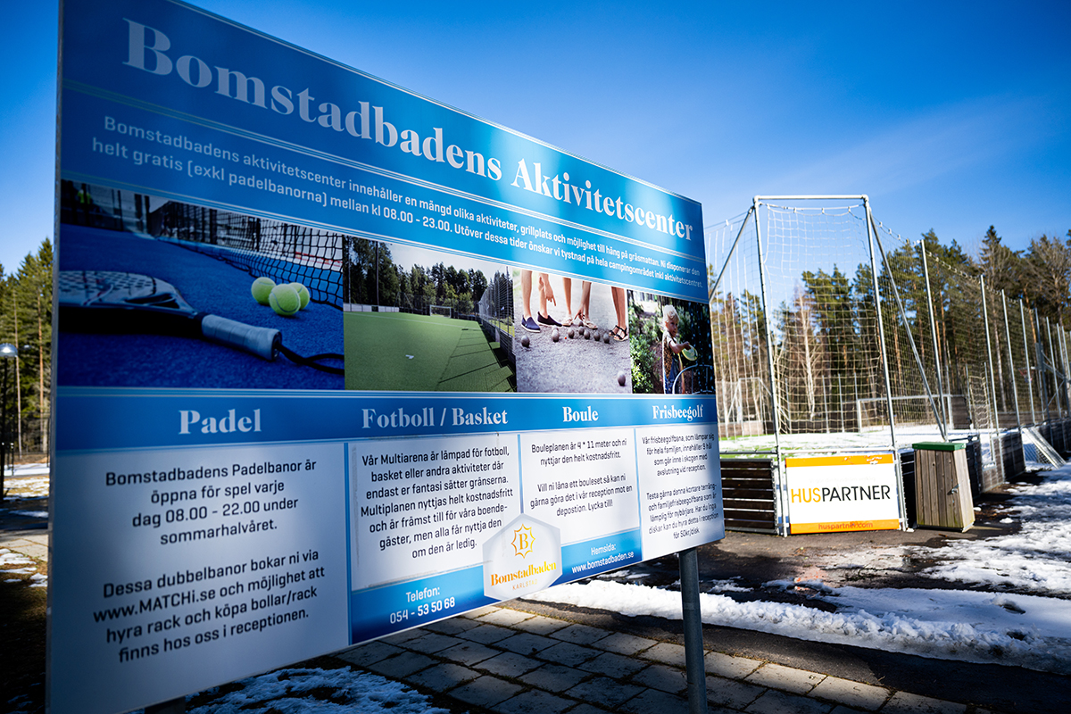 Skylt med Bomstadbaden Aktivitetscenters utbud