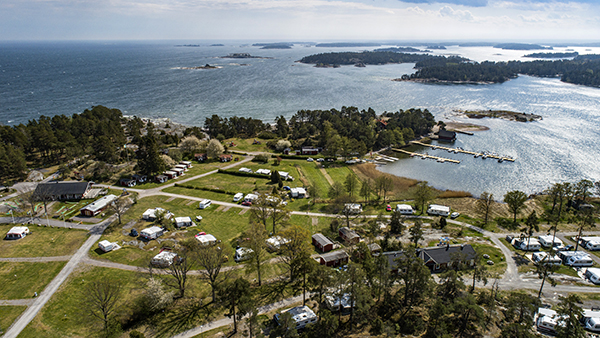 Flygfoto över KustCamp Ekön. 